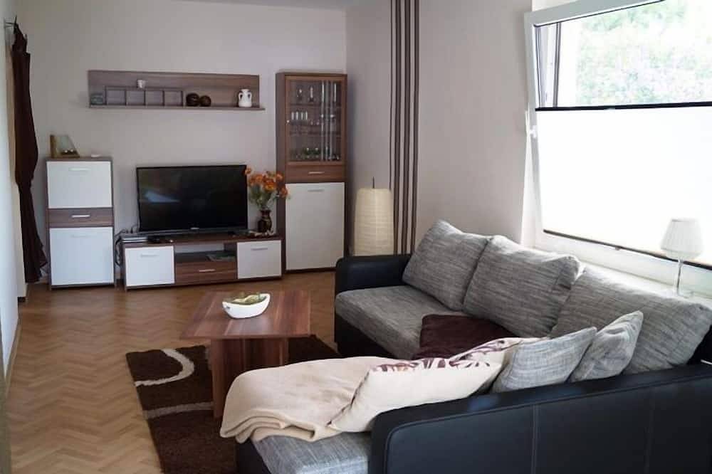 Familienfreundlicher Bungalow mit Kamin, Terasse, Grill in Neukalen, Kummerower See