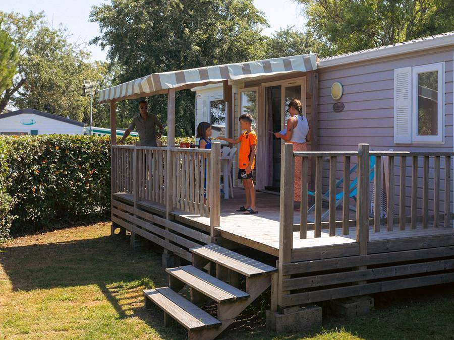 Camping Le Bois Soleil - Mobilhome 8 personnes - Mobil-home Sable 40m² (4 chambres) + Tv + Terrasse couverte (+ de 8 ans) 8 pers in Olonne-sur-Mer, Les Sables-d'Olonne