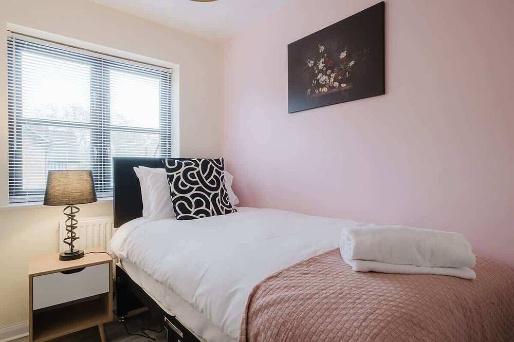 Comfortable 3 Bedroom Home With Parking in Milton Keynes, Südostengland
