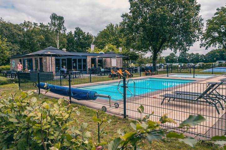Bungalow voor 6 personen, met zwembad en tuin in IJhorst