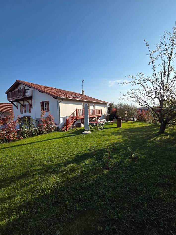 Cama y desayuno para 2 personas, con balcón además de jardín y sauna en Pais Vasco Frances