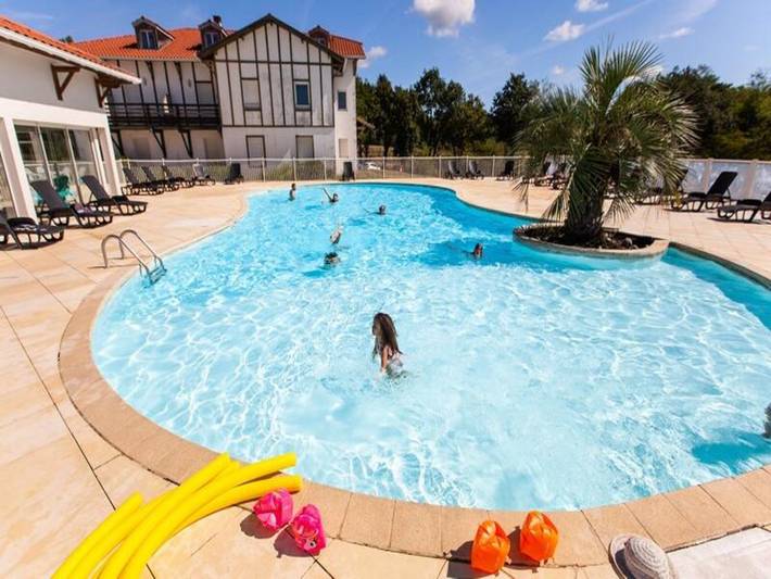 Gîte pour 4 personnes, avec piscine et balcon, adapté aux familles à Cassen