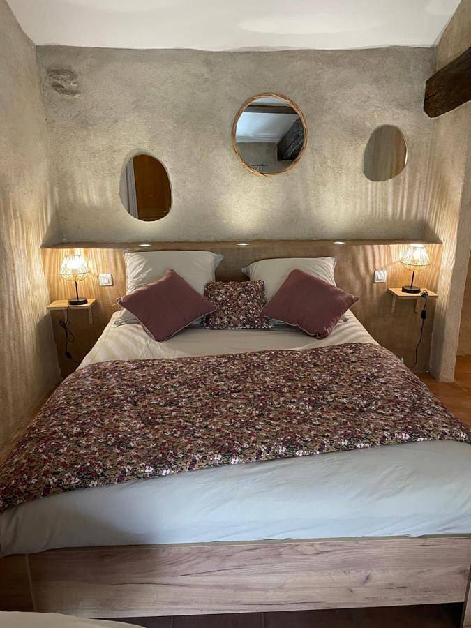 Double Room with Private Bathroom in Prémian, Région de Béziers