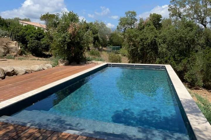 Location de vacances pour 4 personnes, avec Terrasse ainsi que Jardin et Piscine dans Plage de Pinarello