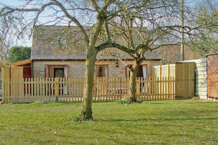 Log cabin for 4 people in Cirencester