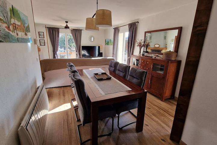 Location de vacances pour 8 personnes, avec piscine à UR