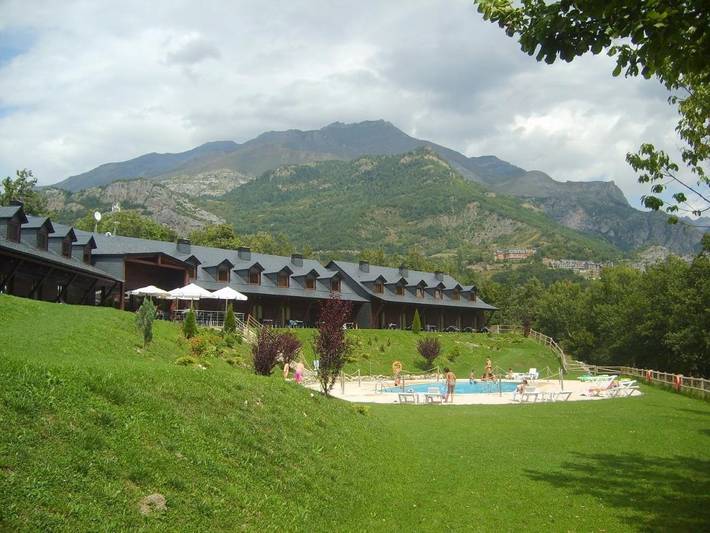Location de vacances pour 4 personnes, avec Terrasse et Jacuzzi ainsi que Jardin et Piscine à Panticosa