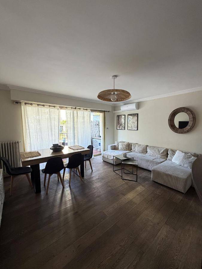 Gîte pour 6 personnes, avec balcon dans Office De Tourisme De Juan Les Pins