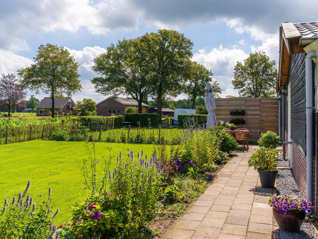 Heerlijk nieuw huis met grote tuin en serre in Hellendoorn, Sallandse Heuvelrug
