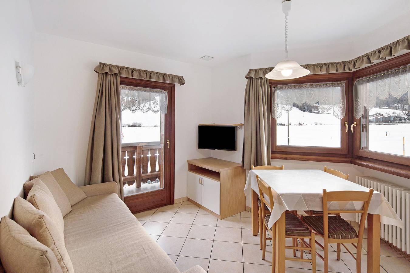 Entire apartment, Holiday Apartment "Arcobaleno Giallo" with Mountain View, Wi-Fi & Garden in Livigno (Town), Livigno