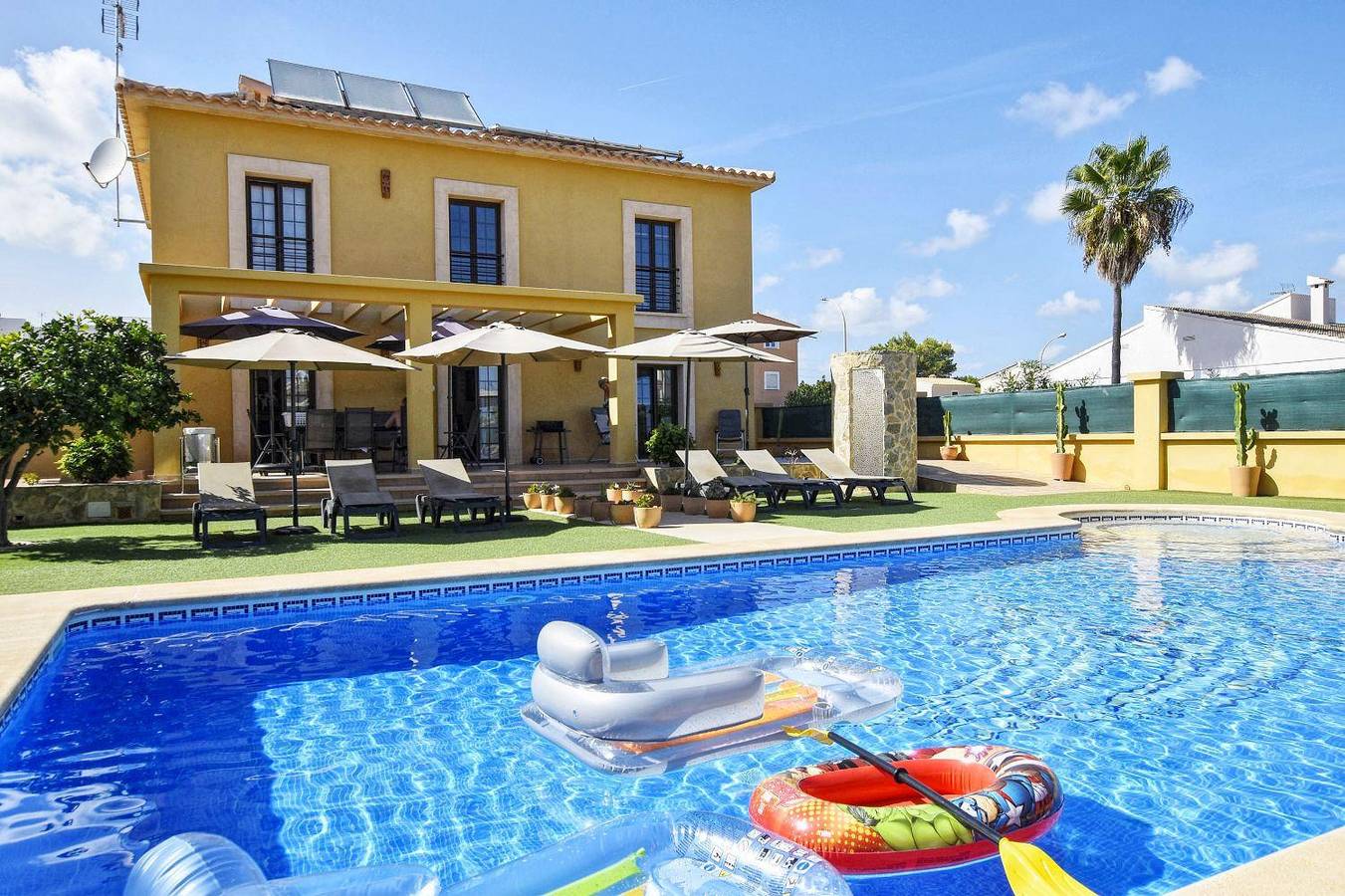 Bonita villa con piscina cerca de la playa in Sa Coma, San Lorenzo de Cardessar