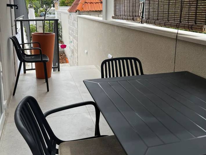 Ferieleilighet for 2 personer, med terrasse i Supetar
