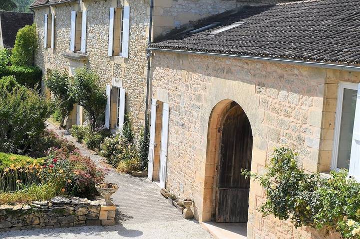 Gîte pour 8 personnes, avec piscine ainsi que jardin et terrasse