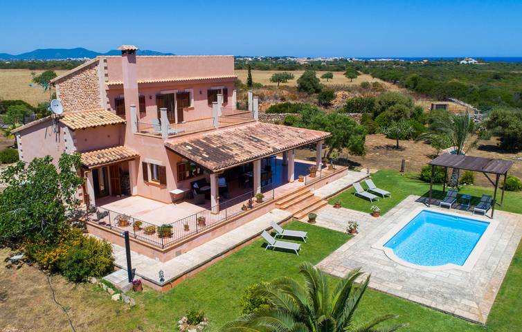 Glücklich am Strand: Modernes Apartment mit Terrasse und Grill in S'Illot Cala Morlanda, Manacor