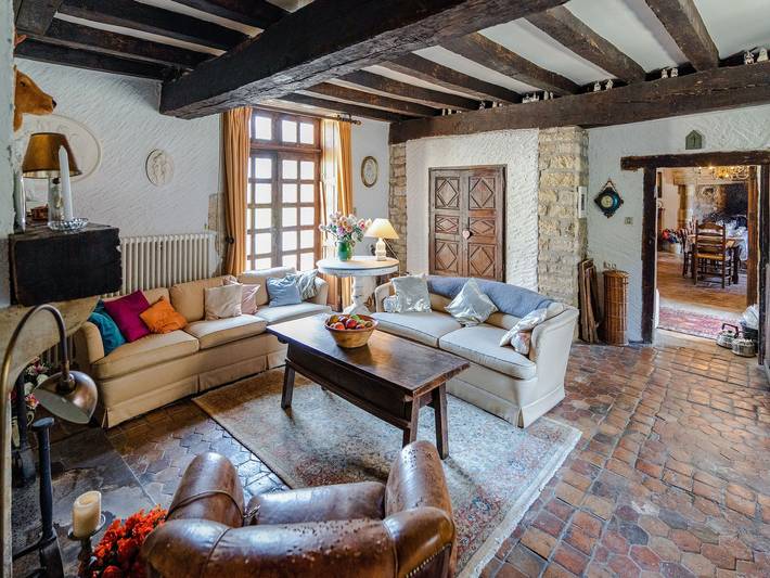 Château pour 8 personnes, avec terrasse ainsi que jardin et piscine, adapté aux familles dans Allier - 3