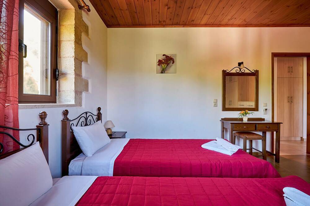 Elina Villa, a stone villa with private pool, bbq and sea view in Chania und Umgebung