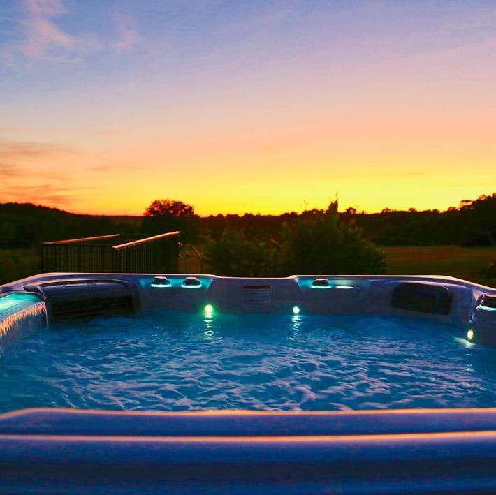 Location de vacances pour 2 personnes, avec Terrasse et Jacuzzi ainsi que Jardin et Piscine à Villamblard