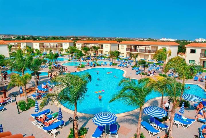 Resort per 3 persone, con Balcone e Terrazza nonché Giardino e Piscina a Ayia Napa