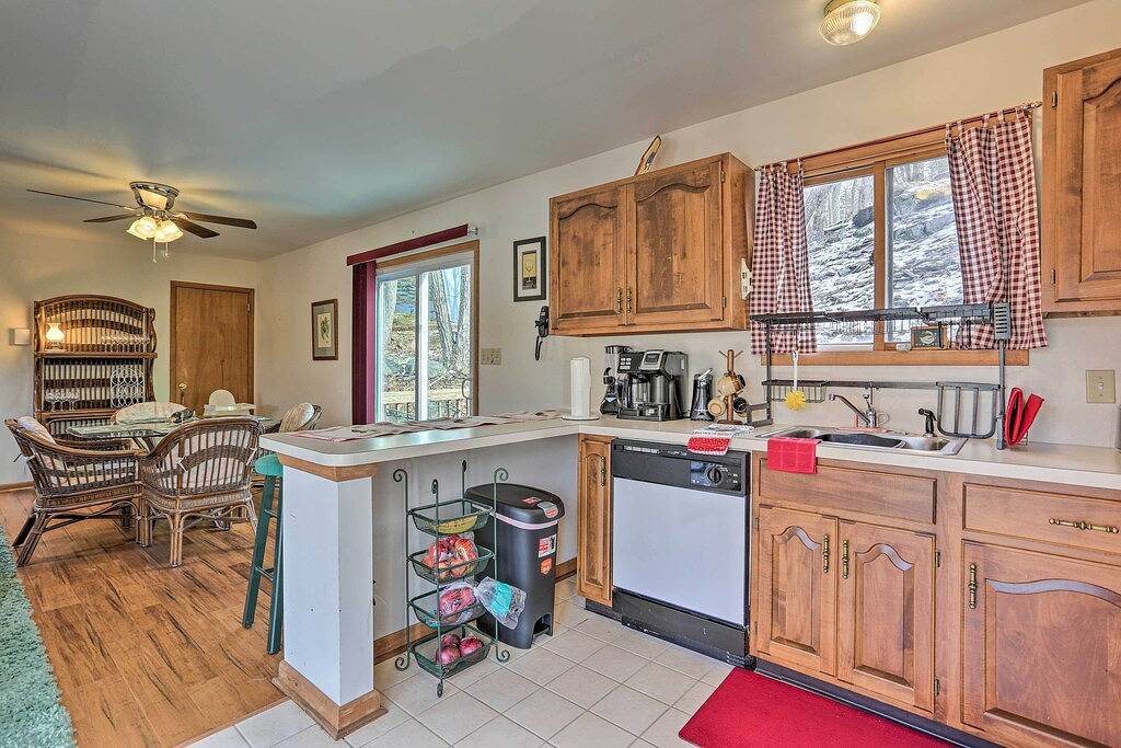 Fire Pit & Gas Grill: Charming Poconos Abode! in Saw Creek, Pike County