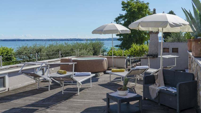 Ferienhaus für 4 Personen, mit Balkon und Whirlpool sowie Terrasse und Seeblick in Sirmione - 3