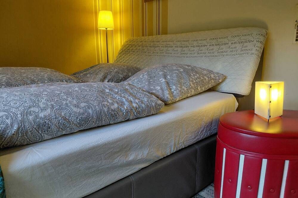Großzügige Ferienwohnung mit Feuerstelle und Fass-Sauna im  geschützten Garten. in Varel, Südliche Nordseeküste