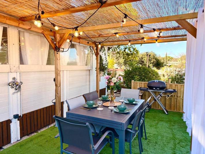 Camping pour 4 personnes, avec vue ainsi que piscine et jardin à Puget-sur-Argens