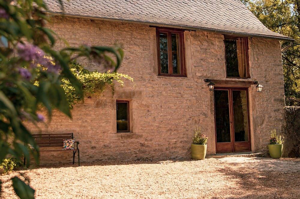 Rustic French Barn with Pool for Families. Perfect for Outdoor Adventures in Loze, Quercy