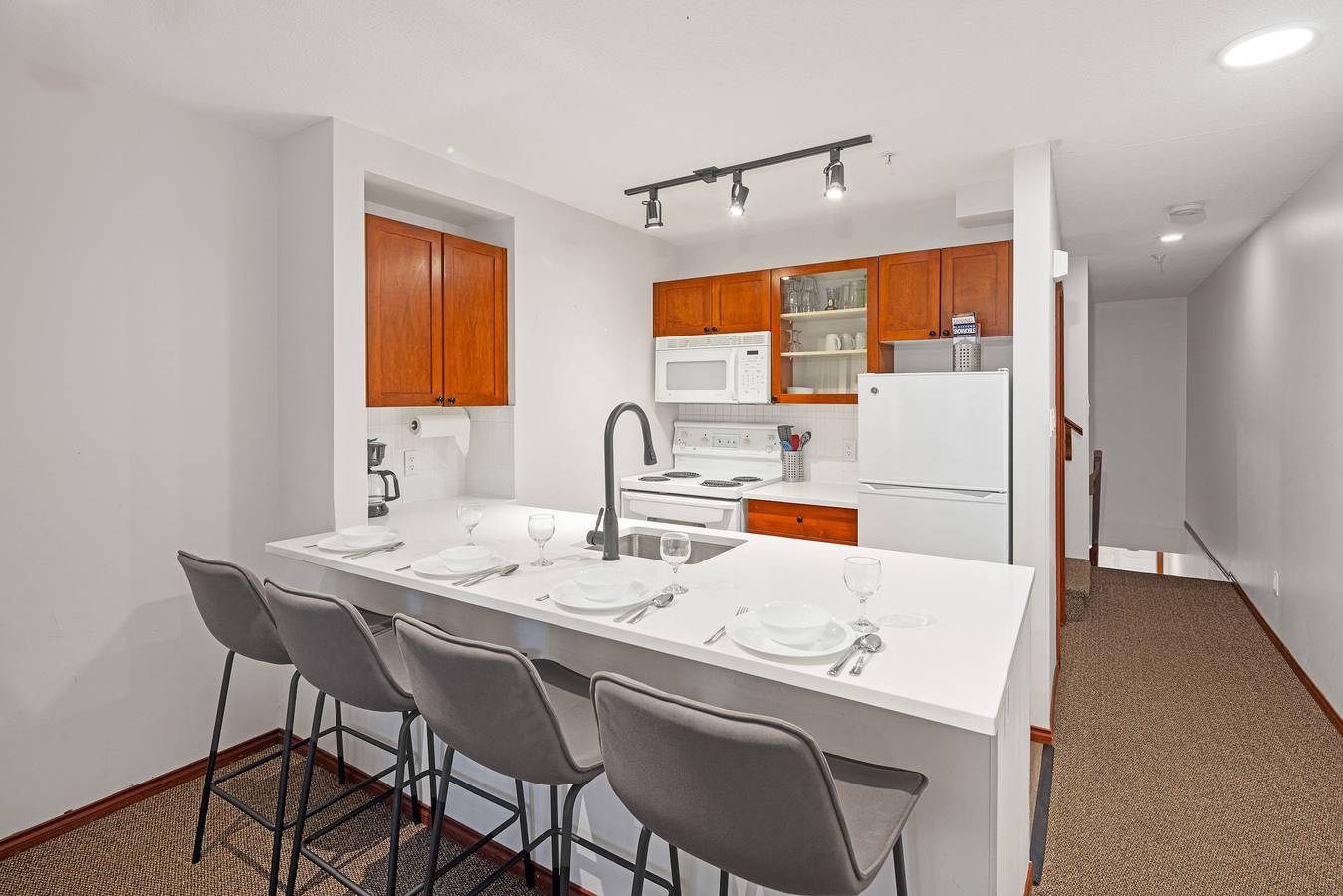 Geheel appartement, 1Br Townhome with private hot tub and pool. Gr 58 in Whistler, Whistler Blackcomb