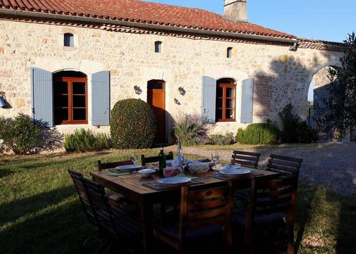 Location de vacances pour 8 personnes, avec Terrasse et Jardin ainsi que Piscine et Vue à Saint-Salvy