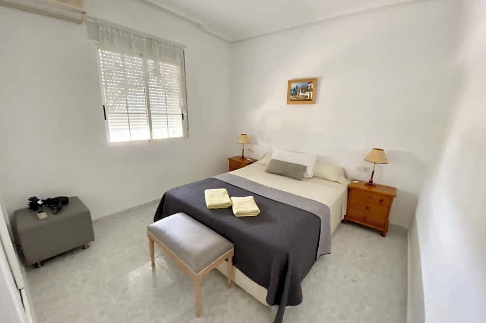 Superbe villa individuelle avec 4 chambres et 3 salles de bains et piscine privée avec air conditionné et Wifi in Los Balcones, Torrevieja