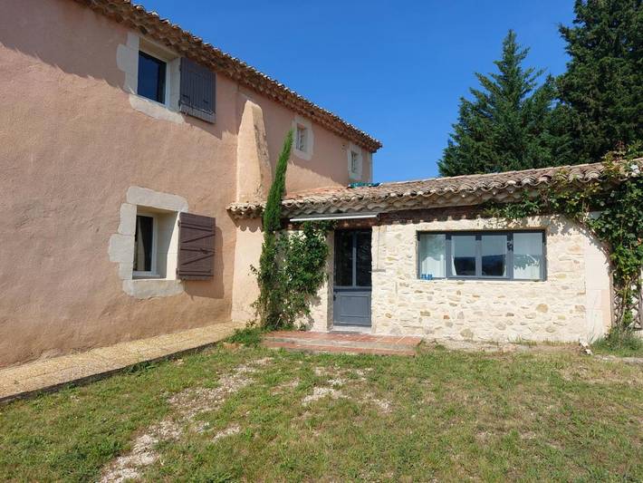 Location de vacances pour 2 personnes, avec piscine et vue ainsi que terrasse et jardin à La Garde-Adhémar - 4