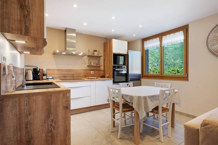 Hel lägenhet, Maison Casabert Savoie: Modern Comfort in a Charming Mountain Village in Saint-Martin-de-la-Porte, Massif de la Vanoise