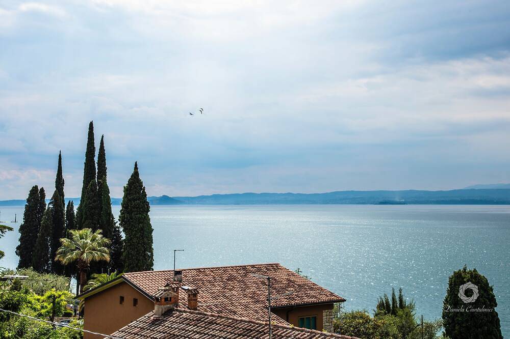 Ganze Wohnung, Dreizimmerwohnung mit zwei Balkonen und Blick auf den Gardasee in Torri del Benaco, Gardasee-Berge