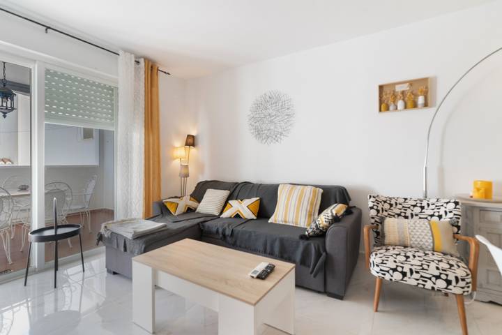 Ganze Wohnung, Ferienwohnung "Casa Chana" mit Terrasse, Gemeinschaftspool und Jacuzzi in Playa del Tesorillo (Almuñecar), Almuñecar