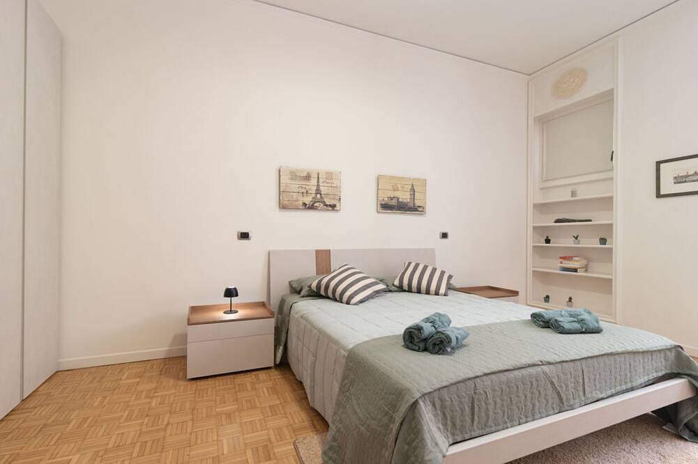 Apartamento entero, Elegant apartment of 193 sqm located on the first floor of a vintage building with elevator (5 steps to access), able to accommodate up to 7 people.The accommodation is located near the city center of Mantua, in just 15 minutes walk you can reach all the in Mantua, Provincia de Mantova