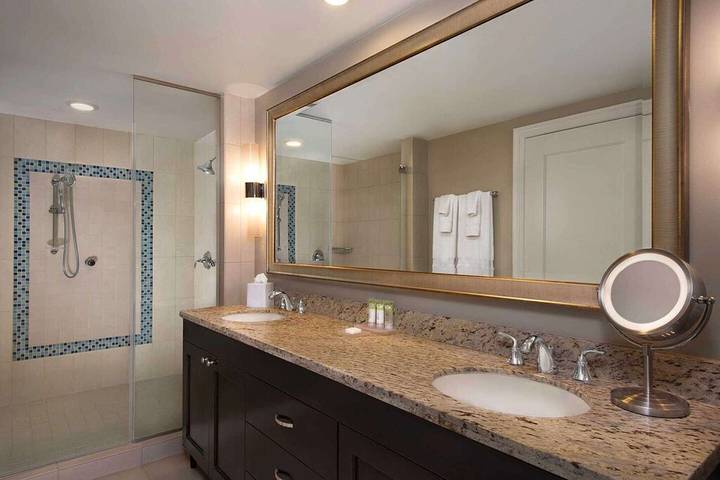 Vacation rental for 8 people, with hot tub and balcony as well as yard and pool in Singer Island