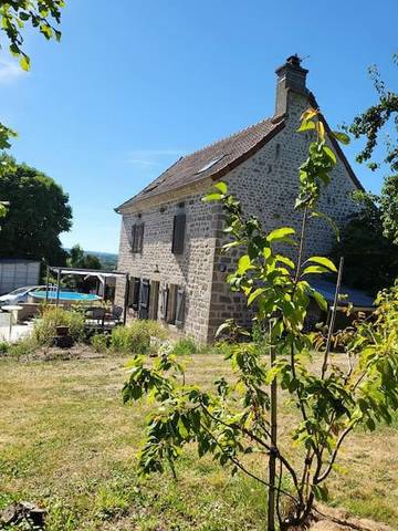 Gîte pour 6 personnes, avec vue ainsi que piscine et jardin, animaux acceptés à Issoudun-Létrieix
