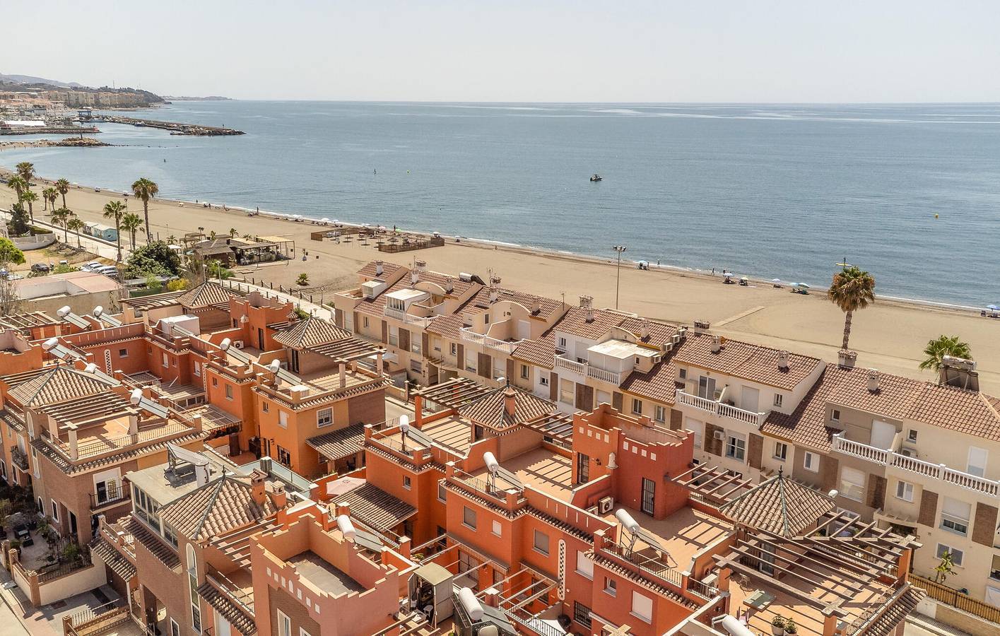 Appartement de vacances entier, Retraite confortable sur la plage avec jardin et terrasse, WiFi et parking in Torre del Mar, Costa del Sol