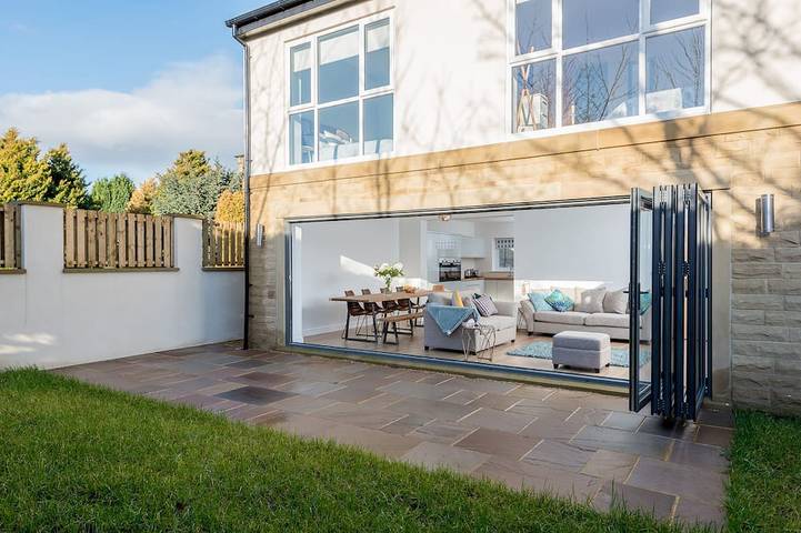 Holiday rental for 10 people, with garden and hot tub in Leeds