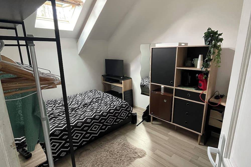 Private Room Sharing In a beautiful house in Éragny, Valle del Oise