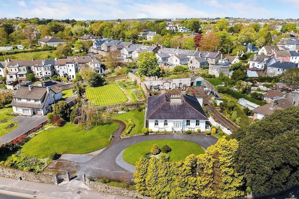 Historic Nile Lodge House, 6 Nile Lodge, Galway City , 5 bedrooms, sleeps 10 in Galway, County Galway