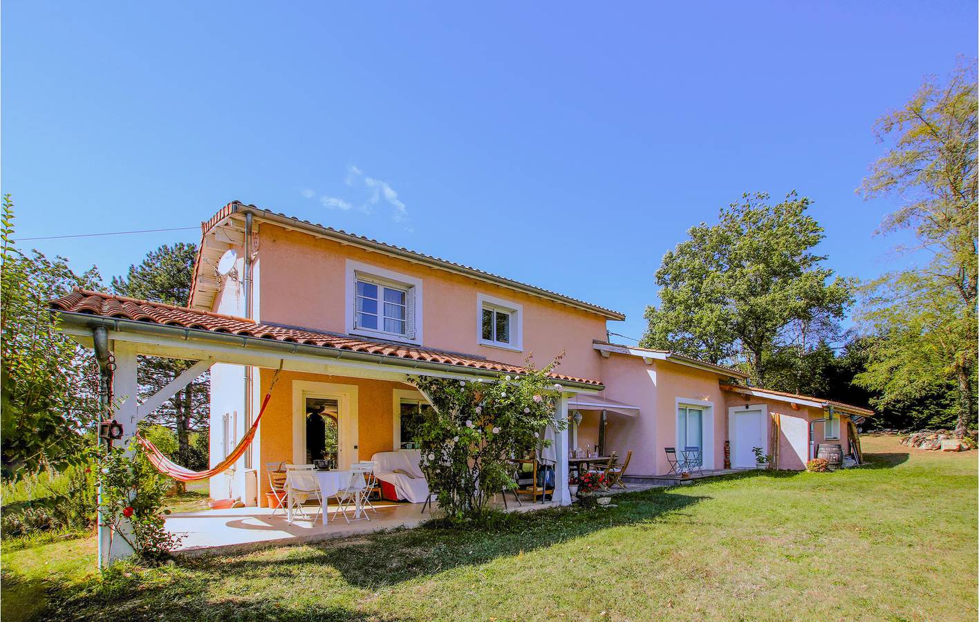 Appartement confortable avec piscine et cheminée, à 2 km de Monsteroux-Milieu in Montseveroux, Région de Vienne
