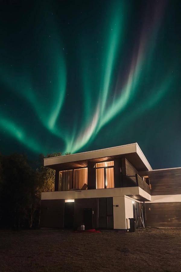 Villa für 8 Personen, mit Balkon und Whirlpool sowie Terrasse und Garten in Norwegen