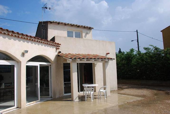 Location de vacances pour 2 personnes, avec piscine ainsi que terrasse et jardin dans Le Sambuc - 3