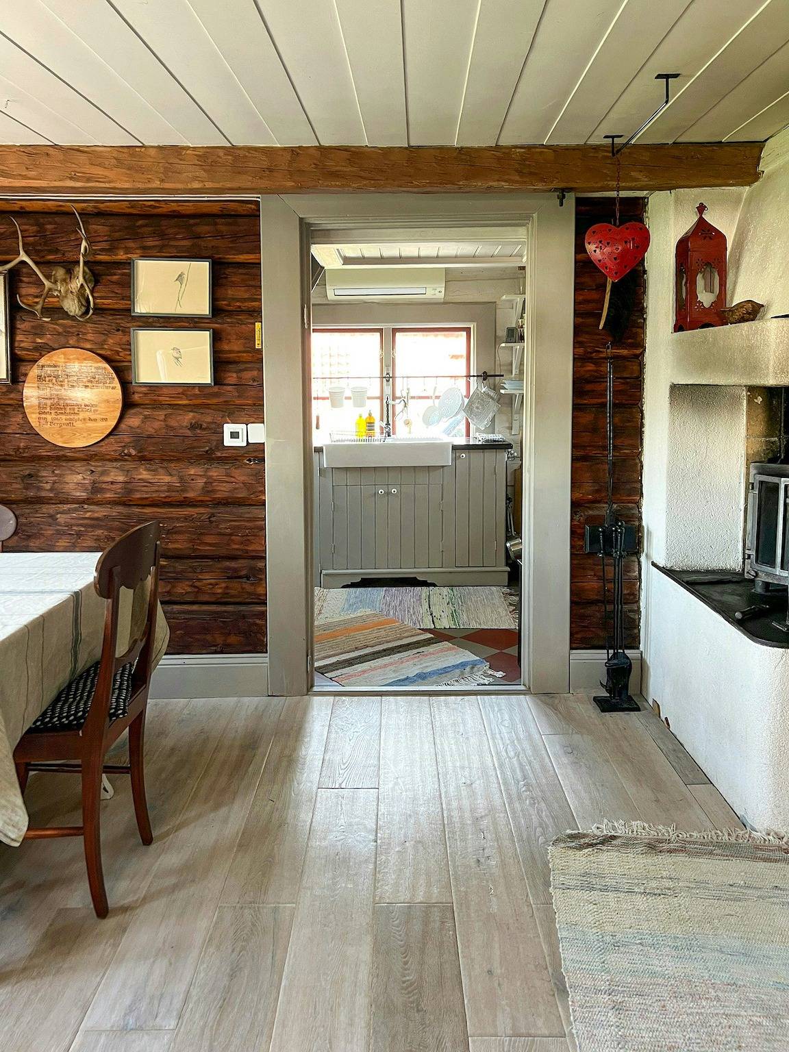 1700er-Holzhaus an einer Meeresbucht in der Nähe von Umeå in Umea, Västerbotten