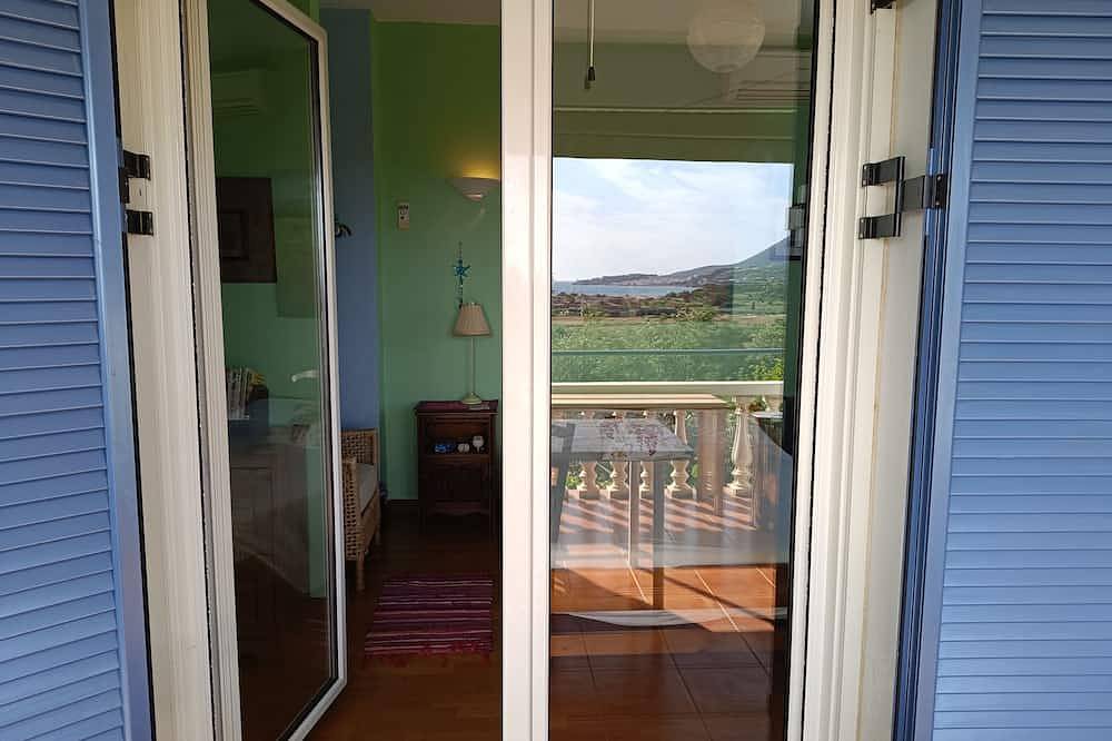 Ganze Wohnung, Idyllic Gialova apartment overlooking Navarino Bay. 3mins drive to the beach in Messenien