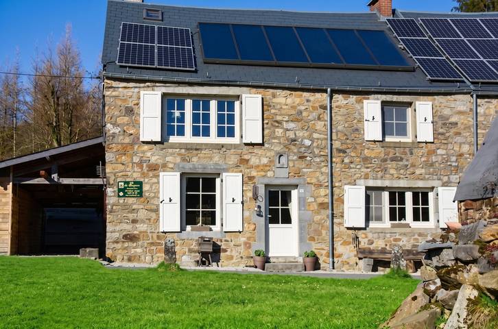 Location de vacances pour 8 personnes, avec jardin ainsi que sauna et terrasse à Viroinval
