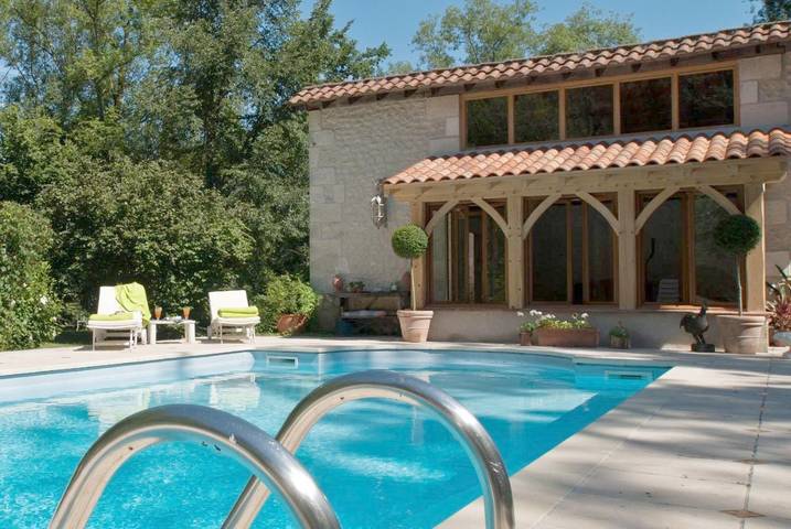 Location de vacances pour 2 personnes, avec vue ainsi que piscine et balcon à Villetoureix - 3