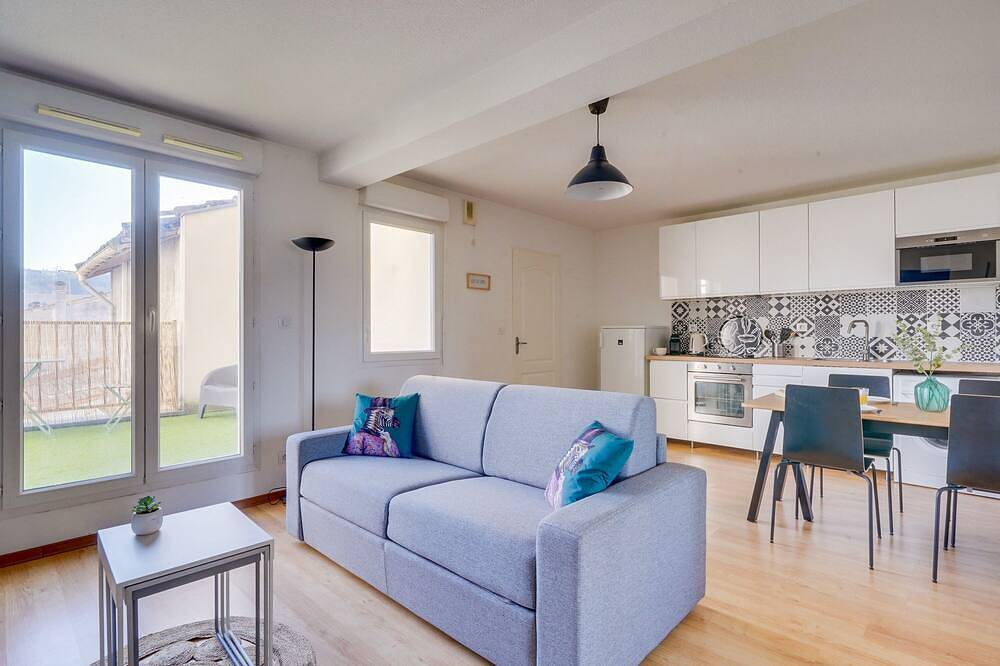 Entire apartment, Appartement de 30 m2 - 5 min de Bordeaux - Terrasse - Parking Gratuit in Cenon, Bordeaux region