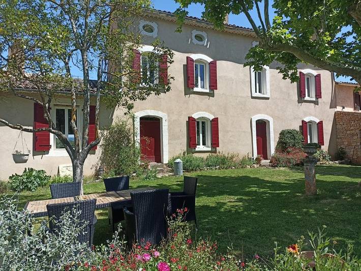 Location de vacances pour 11 personnes, avec jardin ainsi que vue et piscine à Fox-Amphoux
